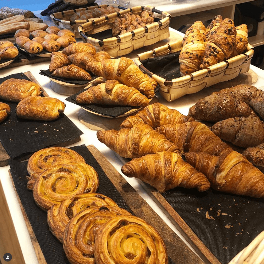 Deléitate con nuestra variedad de bollería recién horneada cada mañana.